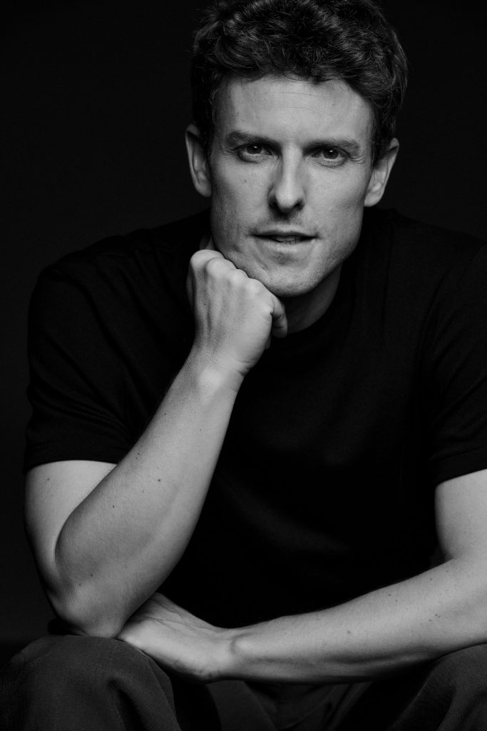 Imagen en blanco y negro de Albert Garces actor y locutor